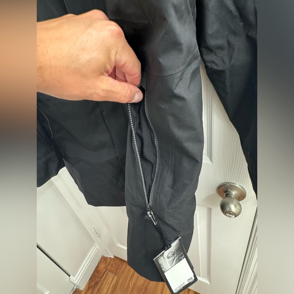 Lululemon Storm break Coat Insulated in black - Picture 8 of 15